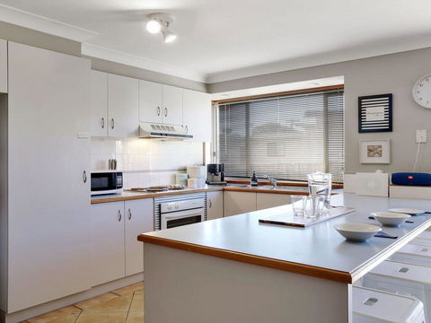 Cleveland Place - Walk To Beach And Shops - Accommodation Redcliffe 2