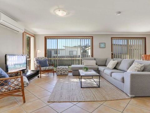 Cleveland Place - Walk To Beach And Shops - Accommodation Redcliffe 1