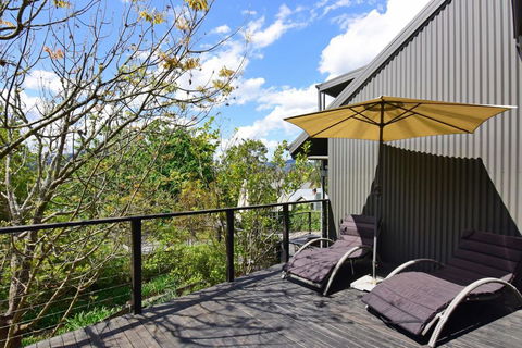 Cloudsong Chalet 2 - Close To The Village Centre! - Accommodation Redcliffe 1