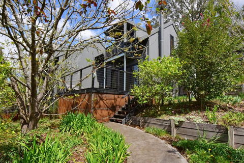 Cloudsong Chalet 2 - Close To The Village Centre! - Accommodation Redcliffe 0