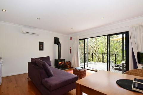 Cloudsong Chalet 2 - Close To The Village Centre! - Accommodation Redcliffe 3