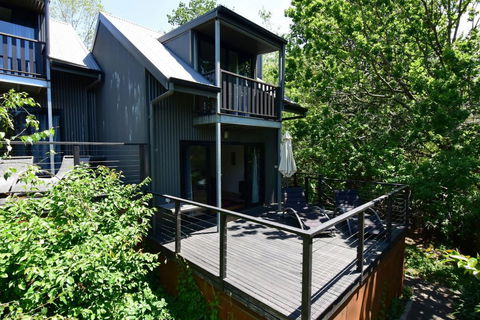 Cloudsong Chalet 4 - Close To The Village Centre! - Accommodation Redcliffe 1