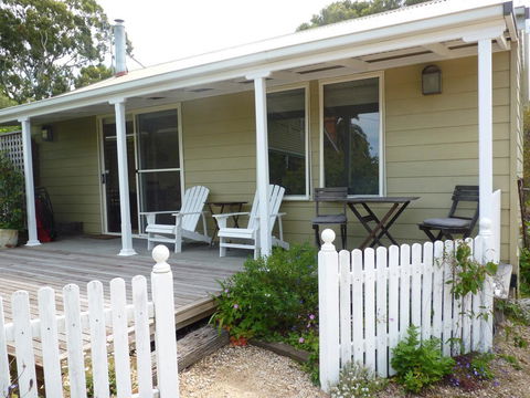 Clovelly Cottage - Accommodation Redcliffe 0