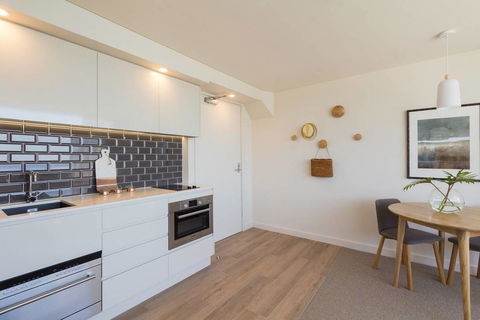 Coastal Chic Designer Apartment - Accommodation Redcliffe 2