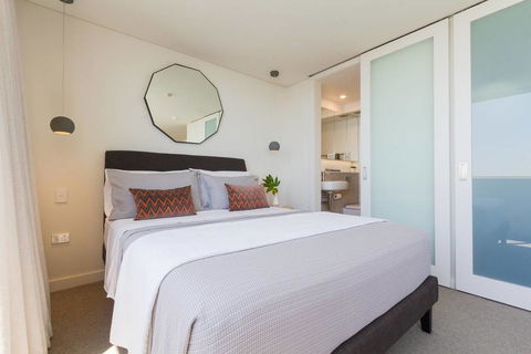 Coastal Chic Designer Apartment - Accommodation Redcliffe 3