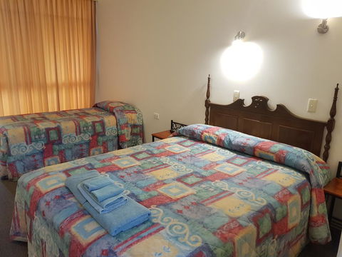 Cobb Inlander Motel - Accommodation Redcliffe 2