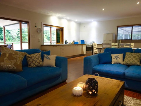 Coconut Beach House - Accommodation Redcliffe 3