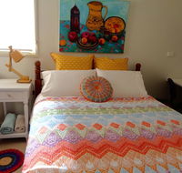 Colourful creative Artist house Glen Waverley - Accommodation Redcliffe