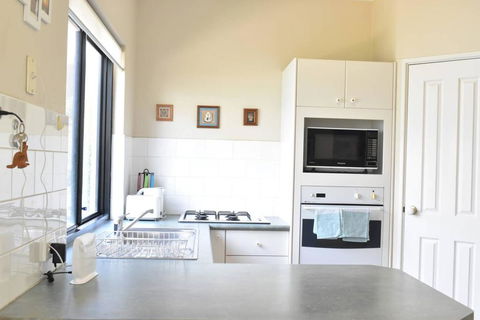 Comfortable 2 Bedroom Unit With Garden - Accommodation Redcliffe 1