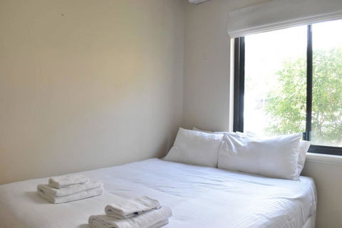 Comfortable 2 Bedroom Unit With Garden - Accommodation Redcliffe 3