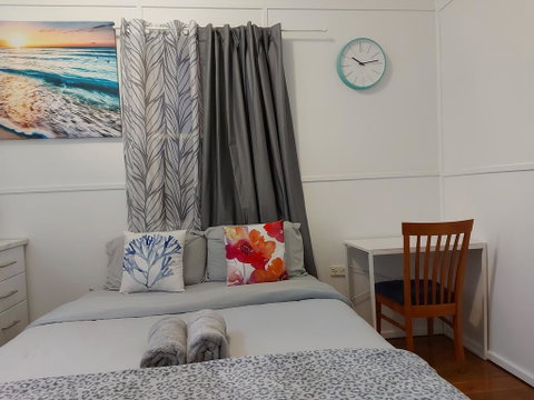 Comfortable Guest Room Closes To Emerald CBD - Accommodation Redcliffe 0