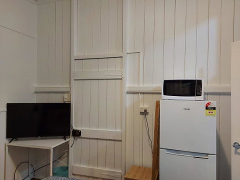 Comfortable Guest Room Closes To Emerald CBD - Accommodation Redcliffe 3