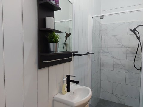 Comfortable Guest Room Closes To Emerald CBD - Accommodation Redcliffe 1