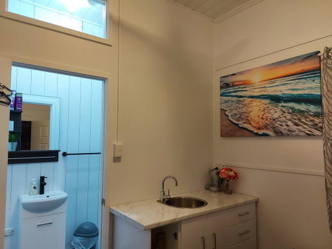 Comfortable Guest Room Closes To Emerald CBD - Accommodation Redcliffe 2
