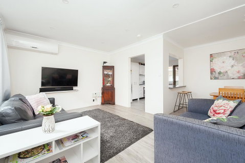 Comfy & Convenient @ Homebush West 300 Steps Train - Accommodation Redcliffe 1