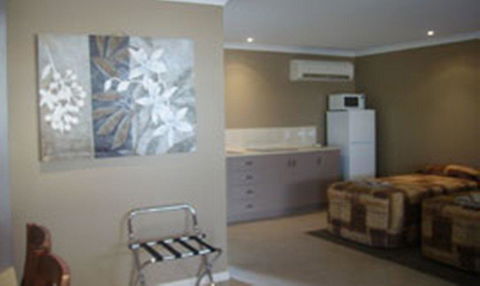 Cosmos Country Motor Inn - Accommodation Redcliffe 0
