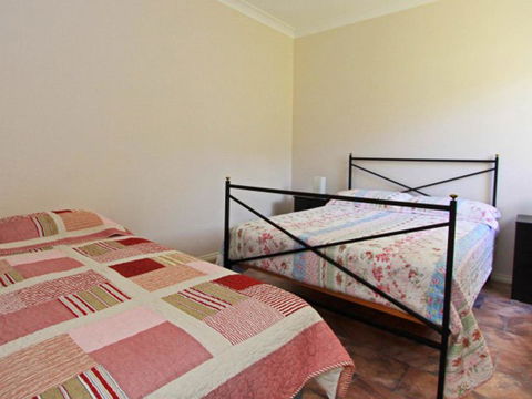 Cosy Cottage By The Sea - Accommodation Redcliffe 3