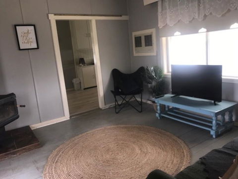 Cosy Country Cottage With AirCon - Accommodation Redcliffe 0