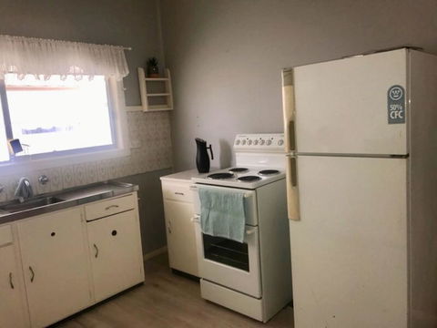Cosy Country Cottage With AirCon - Accommodation Redcliffe 1