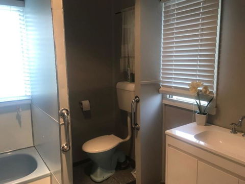 Cosy Country Cottage With AirCon - Accommodation Redcliffe 2