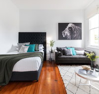 Cosy nook in inner-city Victorian mansion - Accommodation Redcliffe