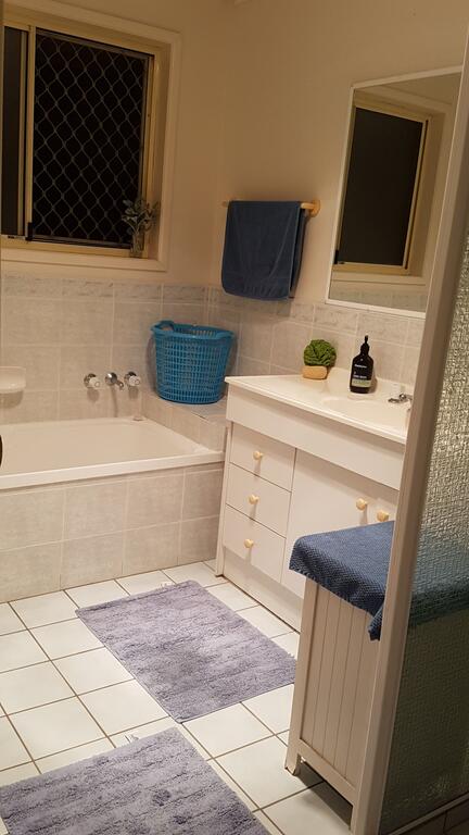 Cosy Quiet Bedroom Ferny Grove - Accommodation Redcliffe 3