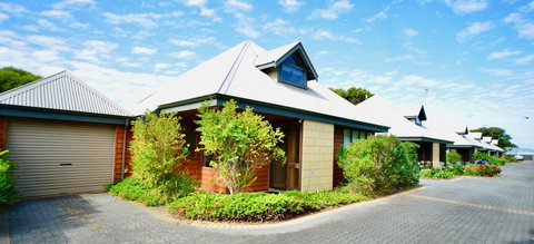 Cowrie Chalet - Accommodation Redcliffe 0