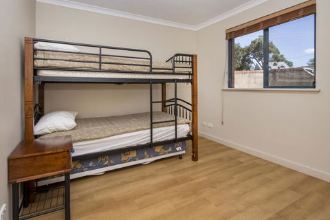 Cozy Cottage - Accommodation Redcliffe 3