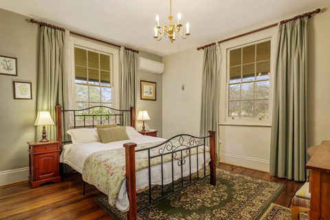 Crabtree House - Accommodation Redcliffe 3