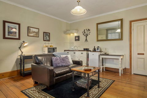 Crabtree House - Accommodation Redcliffe 2