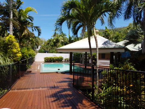 Crazy About Cairns Resort Living - 6 Bedrooms - Accommodation Redcliffe 1