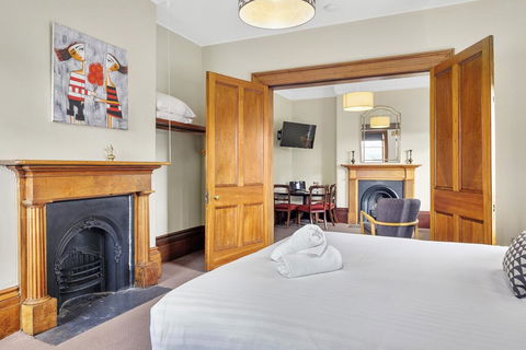 Cromwell Apartment - 3 Red Doors Battery Point - Accommodation Redcliffe 3