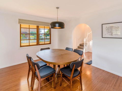 Curls And Buoys - Pet Friendly - Stone Throw To River - Accommodation Redcliffe 2