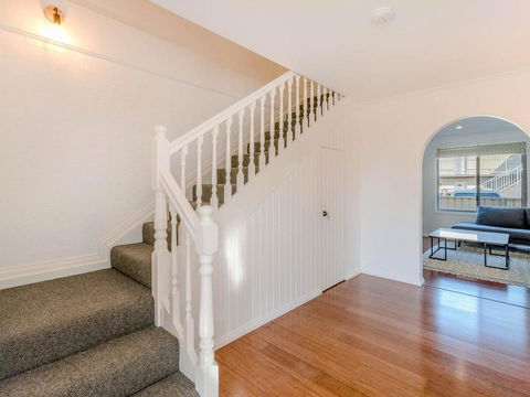 Curls And Buoys - Pet Friendly - Stone Throw To River - Accommodation Redcliffe 3