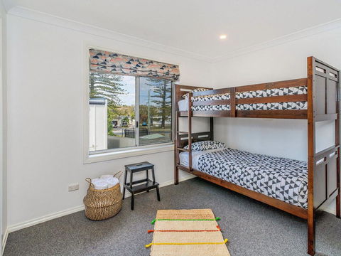 Curls And Buoys - Pet Friendly - Stone Throw To River - Accommodation Redcliffe 1