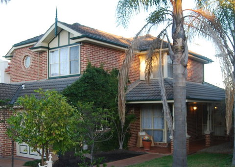 Cutmore Cottages - Highclaire House - Accommodation Redcliffe 0