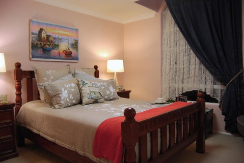Cutmore Cottages - L'Auberge Angara - Accommodation Redcliffe 0