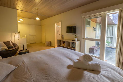 Cygnet, Studio On Sturt - Accommodation Redcliffe 0