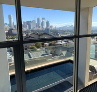 Darlinghurst Spacious apartment with balcony and pool with harbour views - Accommodation Redcliffe
