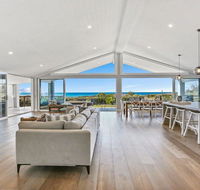Dayz Dreamin - pool gas fireplace and beachfront - Accommodation Redcliffe