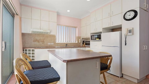 Debra Court 11 - Accommodation Redcliffe 1