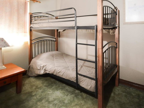Debra Court 6 - Accommodation Redcliffe 2