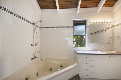 Descola 10 - Accommodation Redcliffe 3