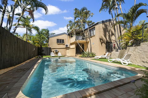 Descola 10 - Accommodation Redcliffe 1