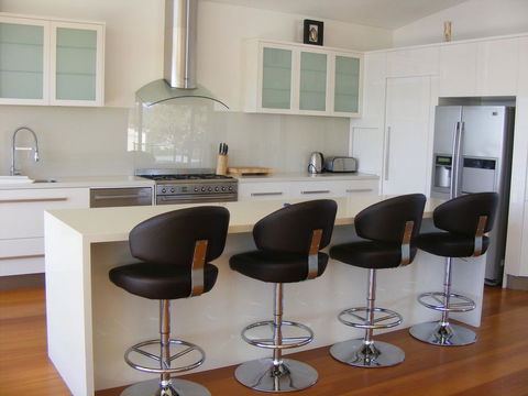 Dew On Lakeview Street - Accommodation Redcliffe 3