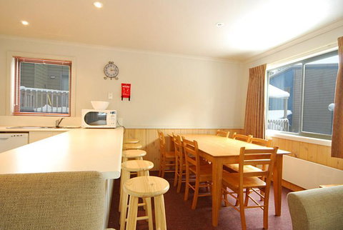 Discobulous 6 - Accommodation Redcliffe 2