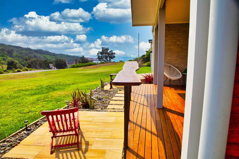 Dolphin Studio Apartment, 1a Ocean Street - Accommodation Redcliffe 1