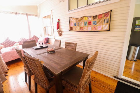 Driftwood At Blacksmiths - Accommodation Redcliffe 2
