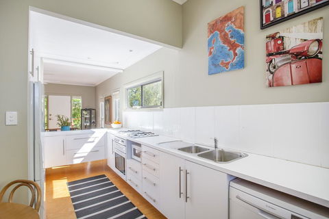 Driftwood Cottage - Accommodation Redcliffe 1