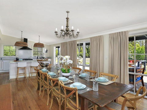 Duncraig House - Open Fireplace, Spa, Pet Friendly - Accommodation Redcliffe 2